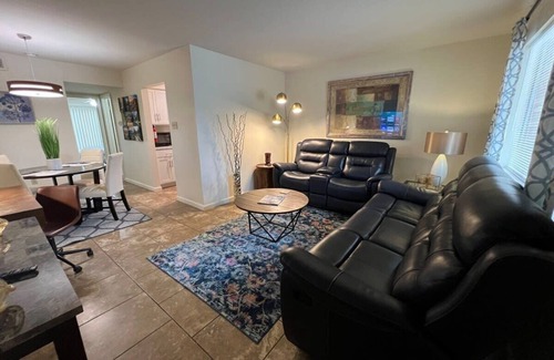 Mid City South Apartment | King bed first floor Mid City with Parking