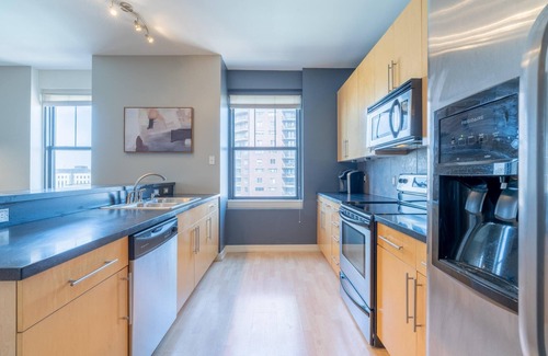 Downtown Des Moines Apartment | King Bed Garage Wifi Skywalk Access More