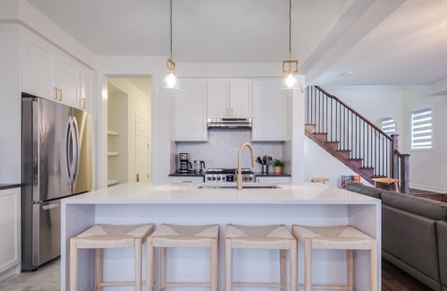 Pickering House | King Bed I Chefs Kitchen I Toronto Zoo I Park Free I Family and WFH friendly