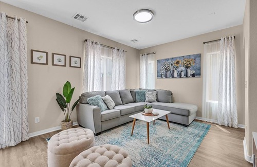 Enterprise House | King Bed in Master!
