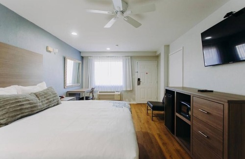 Clear Lake Shores Hotel | King Bed Room, Scottish Inn & Suites, Free Parking, Kemah Boardwalk Access