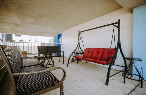 Clear Lake Shores Hotel | King Bed Room, Scottish Inn & Suites, Free Parking, Kemah Boardwalk Access