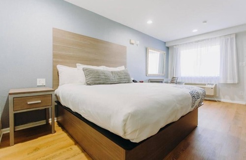 Clear Lake Shores Hotel | King Bed Room, Scottish Inn & Suites, Free Parking, Kemah Boardwalk Access