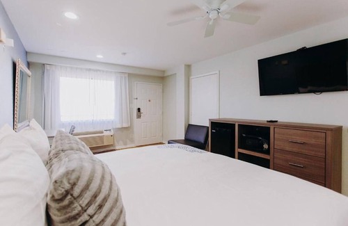 Clear Lake Shores Hotel | King Bed Room, Scottish Inn & Suites, Free Parking, Kemah Boardwalk Access
