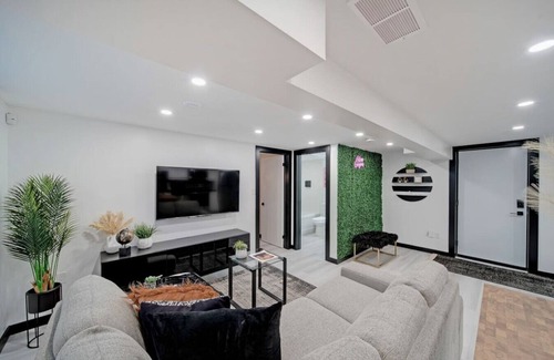 Niagara Falls Apartment | King Bed/Selfie Wall/Large Bathtub/Laundry