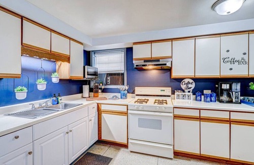 Elmwood Park Apartment | King Bed Studio | 60" HDTV | Safe | Close to Metra