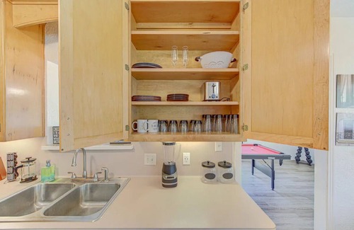 Beaumont Apartment | King bed with Pool table, decked patio and, gym.