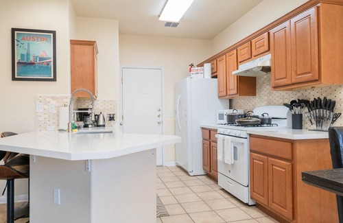 Austin House | ✪ King Beds ✔ 3 Bdr Townhouse w/Private Backyard