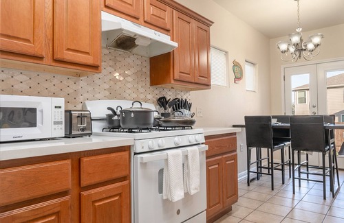 Austin House | ✪ King Beds ✔ 3 Bdr Townhouse w/Private Backyard