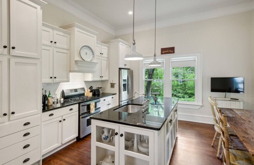 College Heights House | King Beds|Pets Welcome|Historic Queen Anne Cottage
