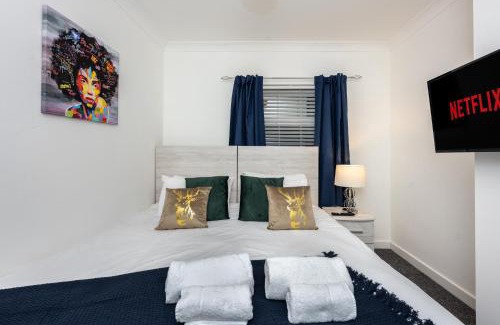 Margam Apartment | King Beds - Smart TVs - Parking - Near City