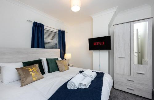 Margam Apartment | King Beds - Smart TVs - Parking - Near City
