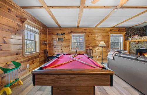 Sevierville House | King Beds, Views, EasyRoads, PoolTable, Spa, Theater, Outdoor fun