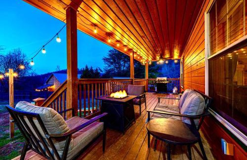 Sevierville House | King Beds, Views, EasyRoads, PoolTable, Spa, Theater, Outdoor fun