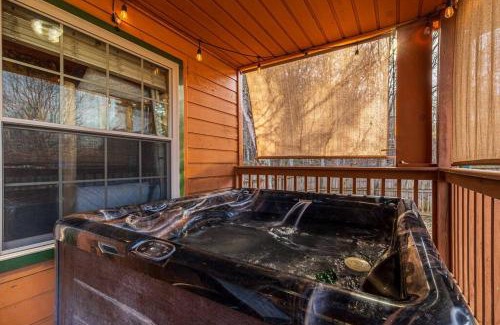 Sevierville House | King Beds, Views, EasyRoads, PoolTable, Spa, Theater, Outdoor fun