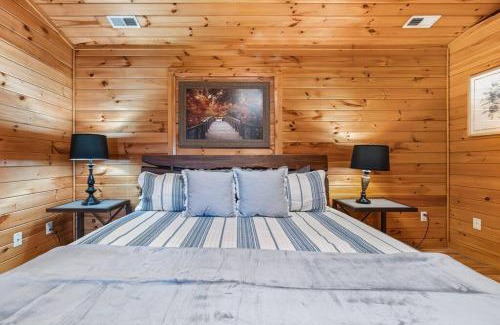 Sevierville House | King Beds, Views, EasyRoads, PoolTable, Spa, Theater, Outdoor fun