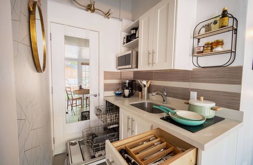 Edgemont House | King Garden Suite 20 min to downtown - Pet OK