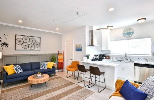 El Camino Village Cottage | King Garden Suite - 10 mins to Beach and LAX