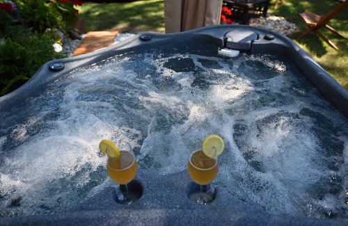 Aspinwall House | King/Hot Tub/PETS OK/FAMILY