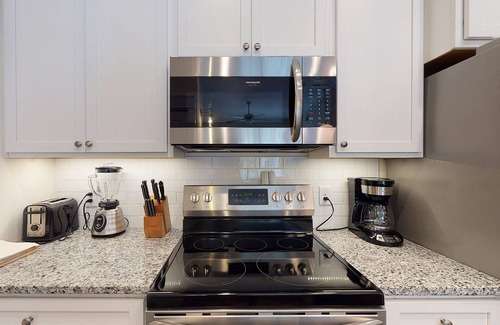 King City Condo | King one-bedroom condo w/pool in the SSI Village area Unit 2205
