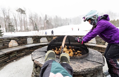 West Dover Apartment | King Room | Ski-In Resort Stay