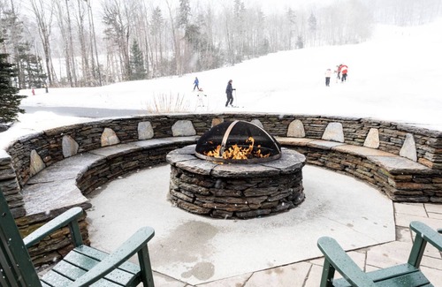 West Dover Apartment | King Room | Ski-In Resort Stay
