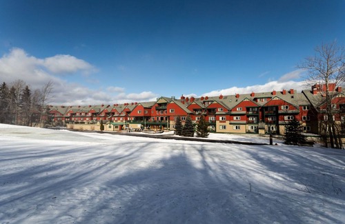 West Dover Apartment | King Room | Ski-In Resort Stay