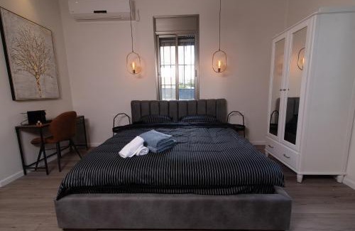 Haifa Apartment | King's bed - Stay Royal and Stylish Bahai's Garden