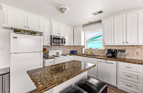 Freeport House | King size bed! 3BR Surfside Beach Bungalow Ocean & BayViews, Steps from Ocean!n
