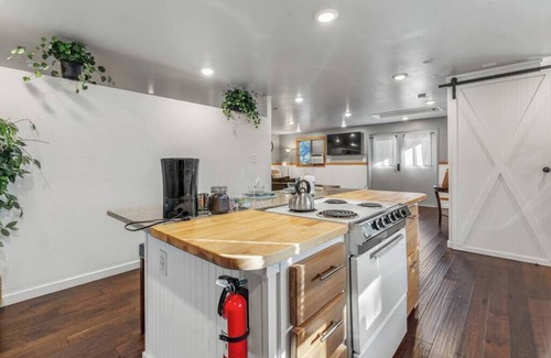 Loveland Apartment | king-size bed, views of Loveland