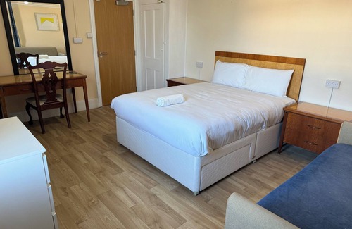 Ewell House | King Size Room with Wash Basin