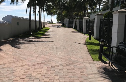 Bal Harbour Apartment | King Size Studio with Kitchenette, Steps Away from Bal Harbour Beach