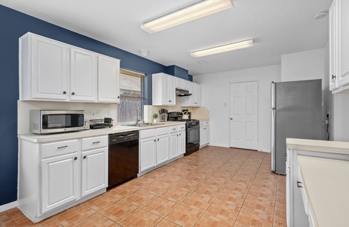 Cypress Apartment | King sized bed Driveaway parking Private Backyardn