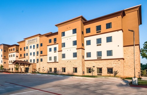 Lake Jackson Apartment | King Studio. Free Breakfast Buffet. Outdoor Pool.