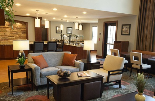 Wichita Falls Condo | King Suite Close to Castaway Cove Water Park! Equipped Kitchen + Complimentary Breakfast