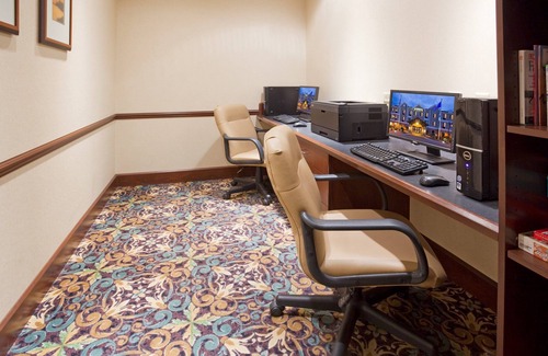 Oconomowoc Apartment | King Suite. Free Breakfast. Pool & Hot Tub. Gym. Near Aurora Medical Center!