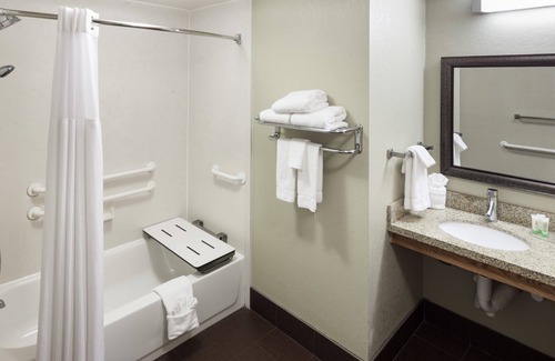 Lakeland Condo | King Suite. Free Breakfast. Outdoor Pool. 15 Min to Downtown Lakeland.