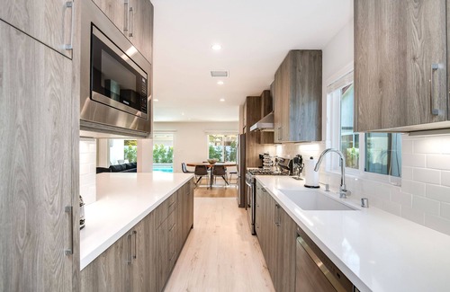 Encino House | King Suite/Free Heated Pool/BBQ/Newly Renovated