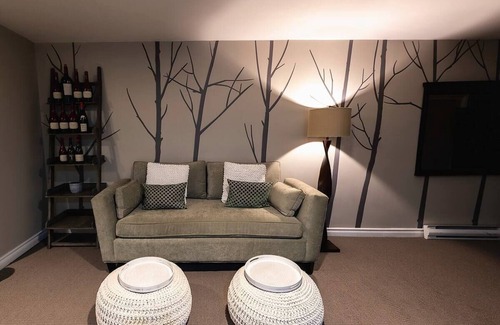 Creemore Bed & Breakfast | King Suite - Lower Level {summit Room}
