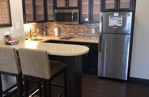 Lakeland Condo | King Suite. Outdoor Pool. Free Breakfast. Gym. Only 15 Min to Downtown Lakeland.