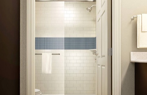 Lakeland Condo | King Suite. Outdoor Pool. Free Breakfast. Gym. Only 15 Min to Downtown Lakeland.