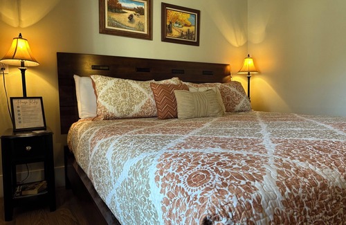 Westcliffe Hotel | King Suite with Large Bathroom