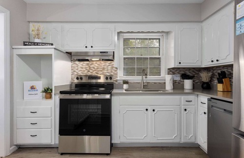 Overland Park House | KingBeds|WiFi|Great for Families|Sleeps 10