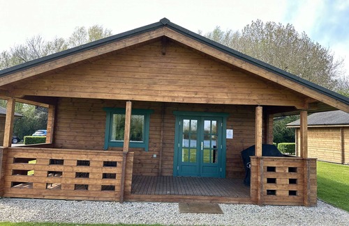 Ampney Crucis House | Kingfisher Lodge on Lake Pochard