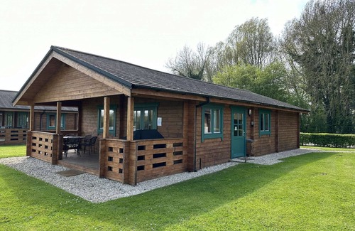Ampney Crucis House | Kingfisher Lodge on Lake Pochard