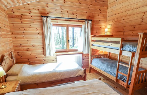 Lincoln Cottage | KINGFISHER LODGE, pet friendly, with a garden in Bardney