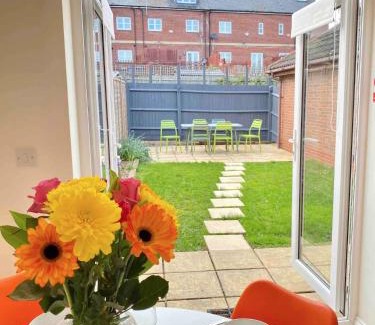 Northampton House | Kingmaker House, Free Driveway Parking and Garden! Fully Equipped, Sleeps 5 Guests