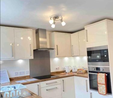 Northampton House | Kingmaker House, Free Driveway Parking and Garden! Fully Equipped, Sleeps 5 Guests