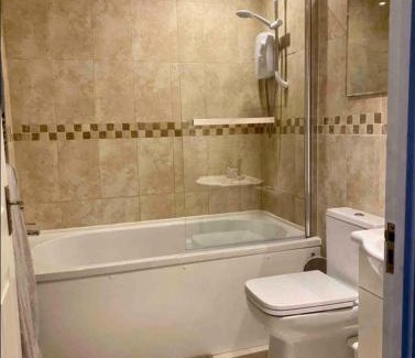 Northampton House | Kingmaker House, Free Driveway Parking and Garden! Fully Equipped, Sleeps 5 Guests