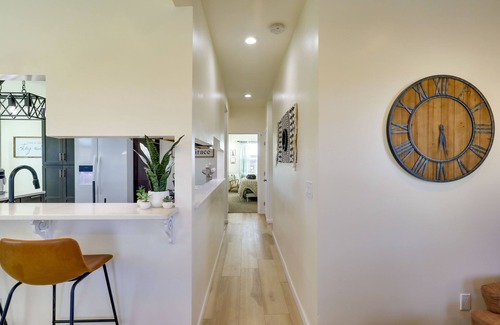 Kingman House | Kingman Retreat w/ Hot Tub: 1 Block to Route 66!